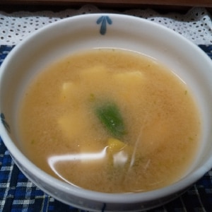 若いアボカドで美味❤豆腐の味噌汁♪（天かす他）